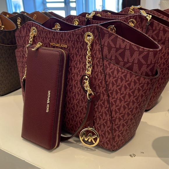 MICHAEL KORS 
Jet Set Travel Large Chain Shoulder Bag & JST LgCONTINENTAL wallet - Picture 16 of 16